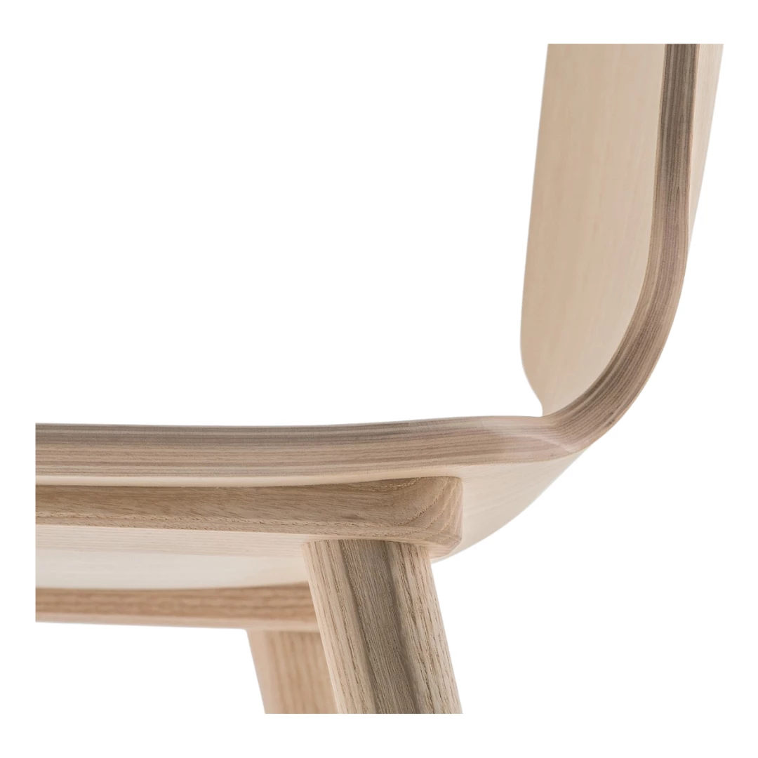 Stoel met een zitschaal van gebogen essenfineer met variabele dikte en poten van massief essenhout. Verkrijgbaar in acht eigentijdse kleuren: blauw, azuur, donkergroen, mintgroen, rood, roze, donkerbruin en bruin. Een stijlvolle en comfortabele keuze voor horecagebruik.
